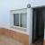 Todos los apartamentos disponen de un patio interior con sillas y mesa.