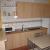 Cocina completa con vitrocerámica de inducción, frigorífico-congelador, microondas, enseres de cocina completo, sillas y mesa.