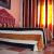 Dormitorio principal con cama de matrimonio de 1.35, equipada con sábanas (para largas estancias se cambian cada 4 días), edredón y mantas. Armario con percha y cajones, silla, 2 mesitas de noche con lámpara.